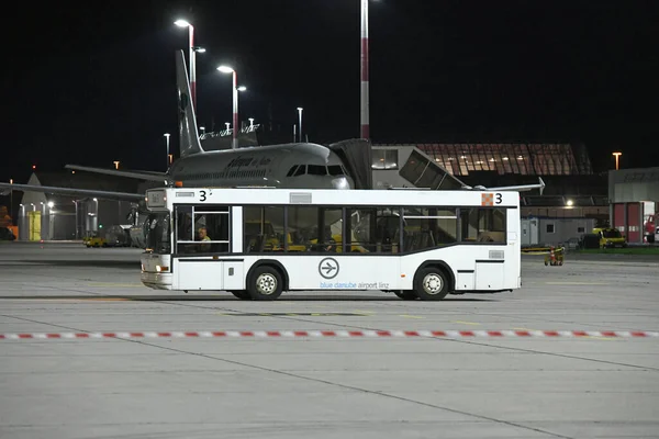 Aeroporto Linz Noite Alta Áustria Áustria Europa — Fotografia de Stock
