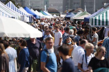 Viyana, Avusturya ve Avrupa 'daki Naschmarkt' ta her cumartesi büyük bit pazarı var.