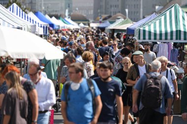 Viyana, Avusturya ve Avrupa 'daki Naschmarkt' ta her cumartesi büyük bit pazarı var.