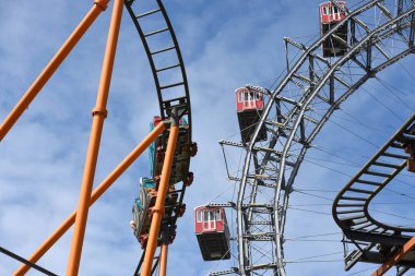 Viyana, Avusturya ve Avrupa 'daki büyük lunaparkta dönme dolap 