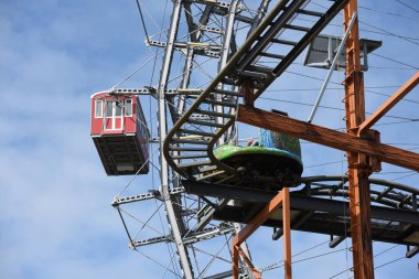 Viyana, Avusturya ve Avrupa 'daki büyük lunaparkta dönme dolap 