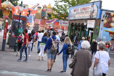 Viyana, Avusturya ve Avrupa 'daki büyük eğlence parkında birçok insan 
