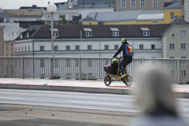 Linz, Avusturya ve Europ 'taki Nibelungen Köprüsü' nde bisikletçiler