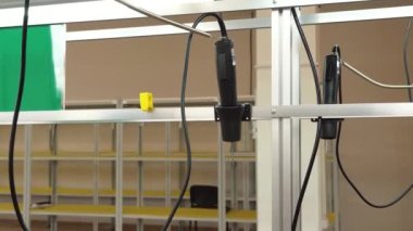 Bilgisayar montaj ustalarının çalışma yerinde bir elektrikli tornavida.