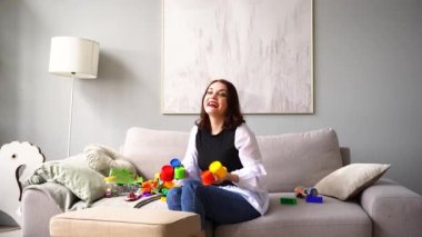 Çocuk psikoloğu çocuğa piramitlerle oynamayı öğretiyor.