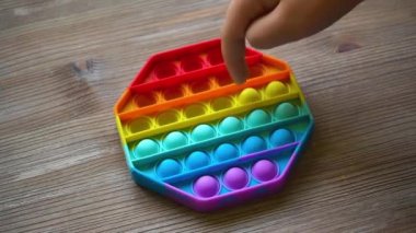 Yakın plan çocuk renk oyunu oynuyor. Patlat.