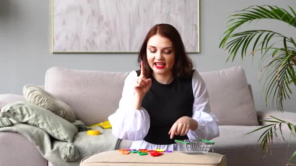 Girl speech therapist conducts a lesson with colorful toys — Stok Video