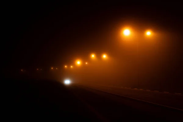 Geceleyin sisli bir yol