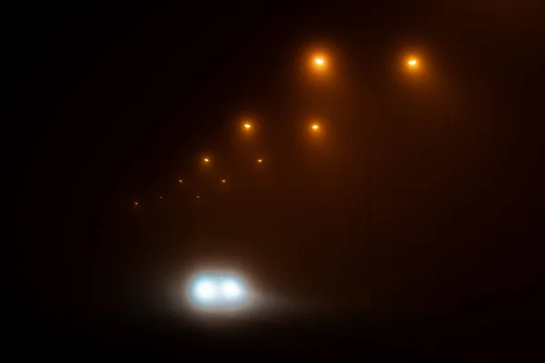 夜雾蒙蒙的道路 — 图库照片