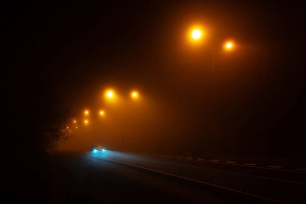 夜雾蒙蒙的道路 — 图库照片