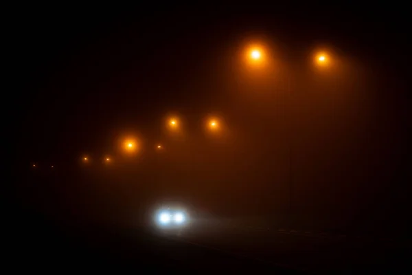 夜雾蒙蒙的道路 — 图库照片