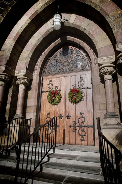 Las coronas navideñas adornan las puertas de la 1ª Iglesia Reformada en Schenectady, NY — Foto de Stock