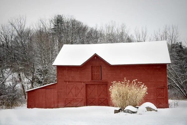 Grange rouge en neige blanche — Photo