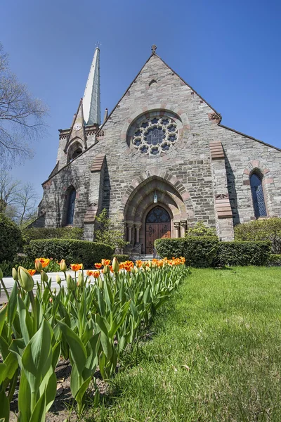 Tulipanes alinean la acera de entrada a la Primera Iglesia Reformada, Schenectady, NY — Foto de Stock