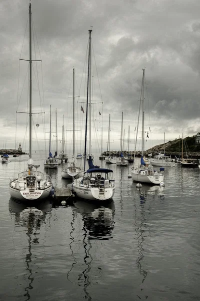 Storm bryggning över segelbåtar — Stockfoto