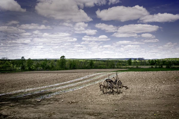 Antique Sulky Plow in Farm Field — Stock Photo, Image