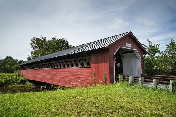 Papierfabrik überdachte Brücke — Stockfoto