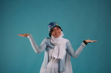 Başörtüsü takan güzel Asyalı Müslüman kadının moda portresi..