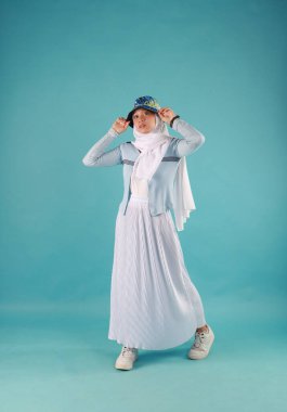 Başörtüsü takan güzel Asyalı Müslüman kadının moda portresi..