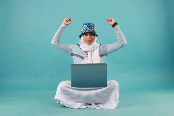 Молодая Женщина Ноутбуком Синем Фоне — стоковое фото