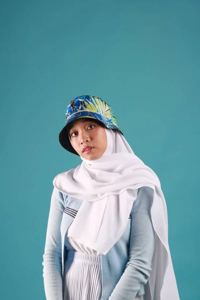 Retrato Moda Joven Hermosa Mujer Musulmana Asiática Con Hijab —  Fotos de Stock