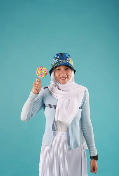 Retrato Moda Mujer Joven Piruleta Está Divirtiendo Sobre Fondo Azul —  Fotos de Stock