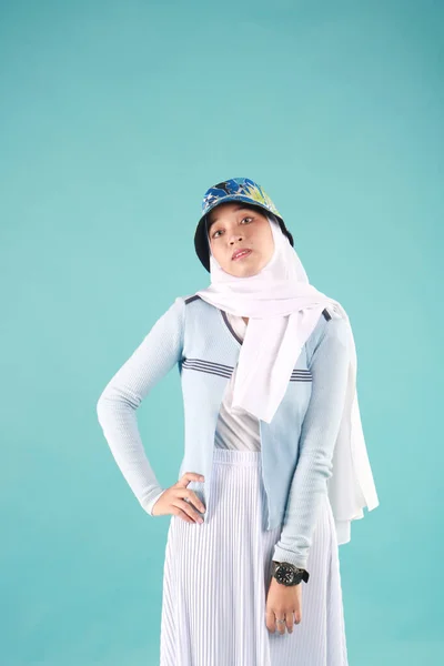 Modeporträtt Ung Vacker Asiatisk Muslimsk Kvinna Med Hijab — Stockfoto