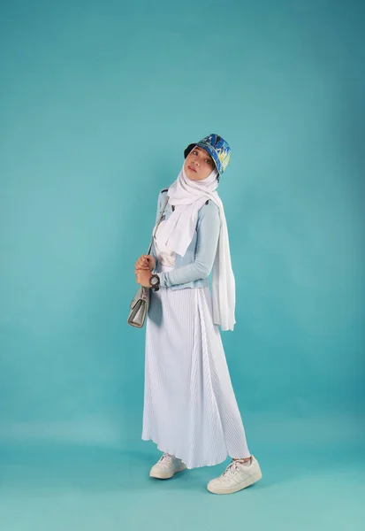 Модное Фото Красивой Элегантной Молодой Азиатской Женщины Держащей Сумку Позирующую — стоковое фото