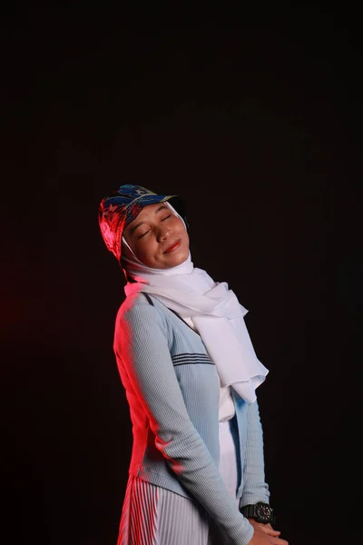 Модный Портрет Молодой Красивой Азиатской Мусульманки Ношением Хиджаба Синем Фоне — стоковое фото