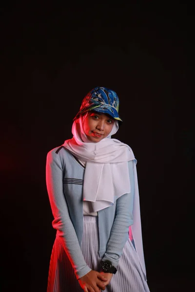 Mavi Arka Planda Tesettürlü Güzel Asyalı Müslüman Kadının Moda Portresi — Stok fotoğraf