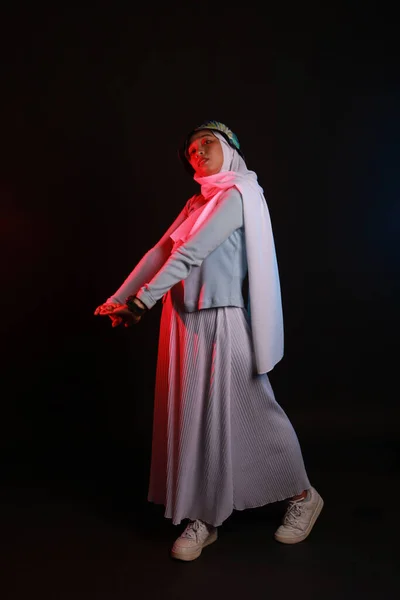 Модный Портрет Молодой Красивой Азиатской Мусульманки Ношением Хиджаба Синем Фоне — стоковое фото