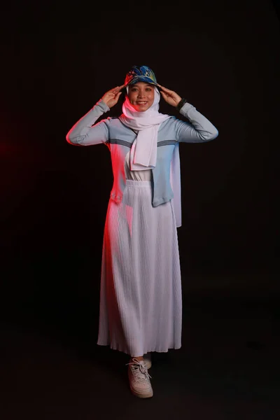 Portret Młodej Pięknej Muzułmanki Azjatyckiej Hidżabem Niebieskim Tle — Zdjęcie stockowe