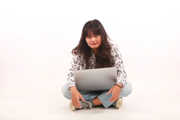 Portret Podekscytowanej Młodej Pięknej Dziewczyny Trzymającej Laptop Świętującej Sukces Odizolowanej — Zdjęcie stockowe