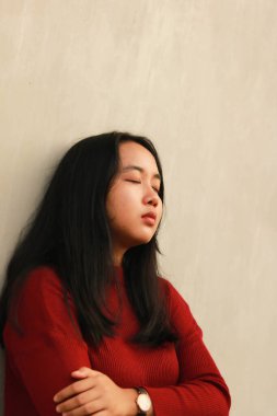 Genç ve güzel bir kadın kırmızı günlük tişört giyiyor..