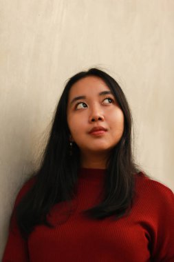 Genç ve güzel bir kadın kırmızı günlük tişört giyiyor..