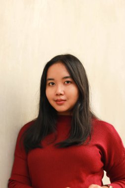 Genç ve güzel bir kadın kırmızı günlük tişört giyiyor..