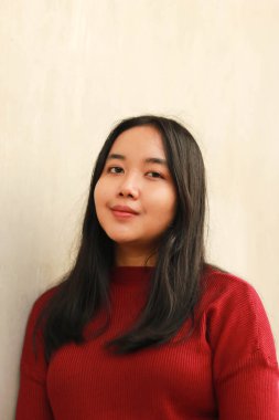 Genç ve güzel bir kadın kırmızı günlük tişört giyiyor..