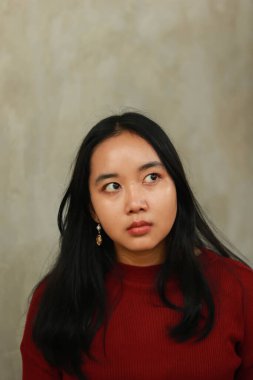 Genç ve güzel bir kadın kırmızı günlük tişört giyiyor..