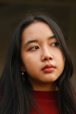 Genç ve güzel bir kadın kırmızı günlük tişört giyiyor..