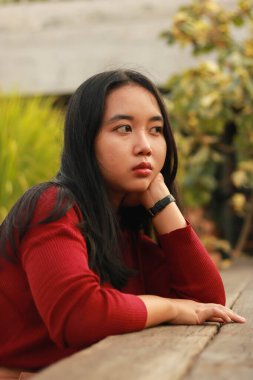 Genç ve güzel bir kadın kırmızı günlük tişört giyiyor..