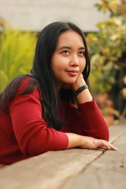 Genç ve güzel bir kadın kırmızı günlük tişört giyiyor..