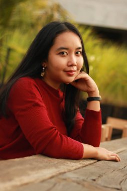 Genç ve güzel bir kadın kırmızı günlük tişört giyiyor..