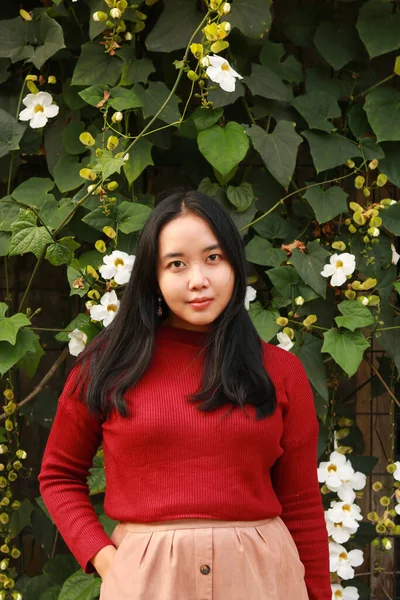 Jovem Bela Mulher Vestindo Vermelho Casual Shirt — Fotografia de Stock