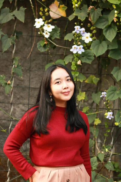 Νεαρή Όμορφη Γυναίκα Που Φοράει Κόκκινο Casual Shirt — Φωτογραφία Αρχείου