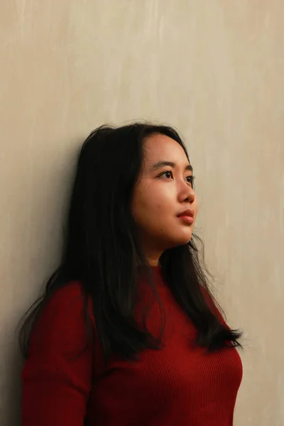 Ung Vacker Kvinna Bär Röd Casual Shirt — Stockfoto