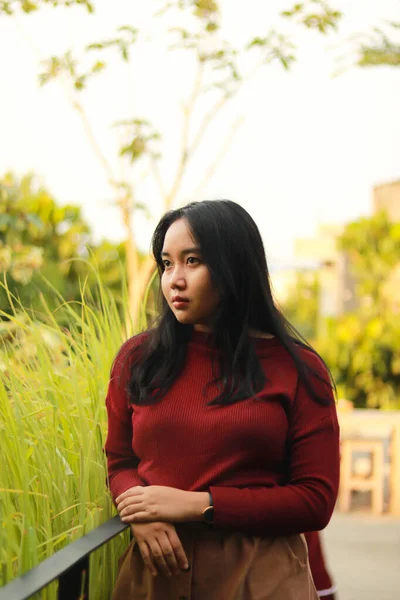 Jovem Bela Mulher Vestindo Vermelho Casual Shirt — Fotografia de Stock