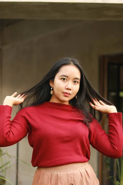 Νεαρή Όμορφη Γυναίκα Που Φοράει Κόκκινο Casual Shirt — Φωτογραφία Αρχείου