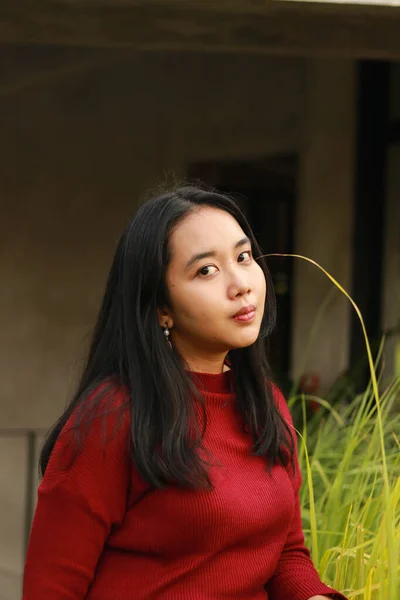 Joven Hermosa Mujer Vistiendo Rojo Casual Camiseta —  Fotos de Stock