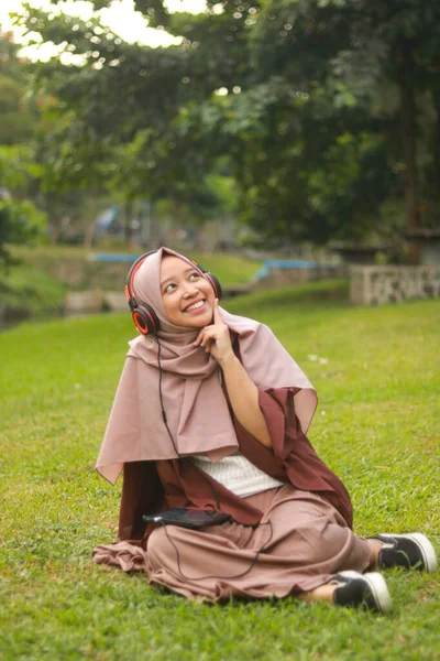 Gambar Fashion Dari Wanita Muda Muslim Asia Yang Cantik Dengan — Stok Foto