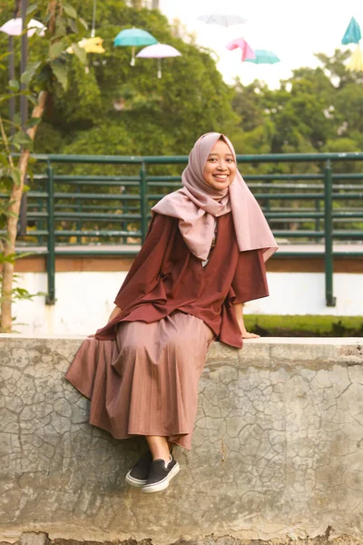 Gambar Fashion Dari Wanita Muda Muslim Asia Yang Cantik Dengan — Stok Foto